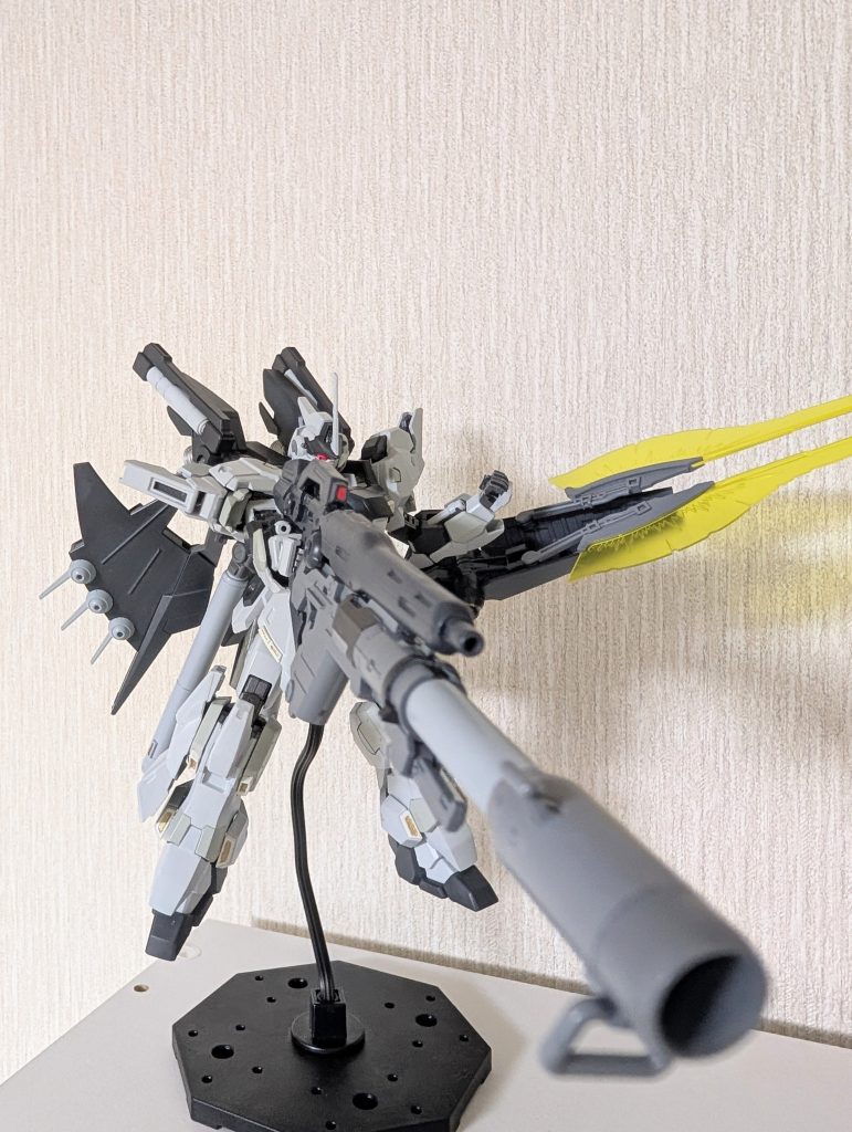 ビームマシンガン下部にはバズーカのほかグレネードも装備可能。