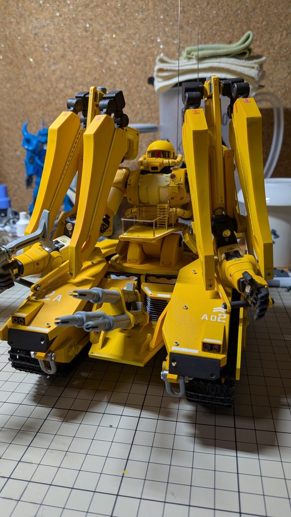 塗装はファレホのホビーカラースプレーのサンイエローで下地をしっかり塗って、あとはモデルカラーのライトイエロー、フラットイエロー、ゴールデンイエロー、ディープイエロー、ゲームカラーのサンイエロー、あとシタデルも使って色数出してます。時間がなくて、前のタコザクで身につけた下地塗装で缶スプレーで色を付けて、本塗装をなるべく時間がかからないようにしました。缶スプレータイププライマーのサンイエローですが、吹いた時、「もうこれで十分綺麗だなぁ」と思って、あとは塗り分けでいいかと相成りました。