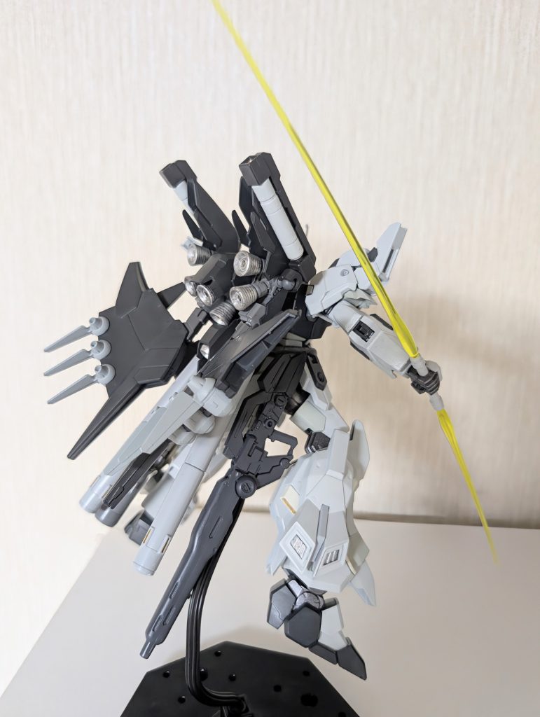 下腕部内側のサーベルには連結モードを追加しダブルブレードとしても使えるようにしました。