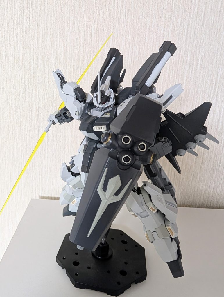 シールドの5連装メガ粒子砲は側面の2基を塞いでジェネレータとして、3連装に直しています。