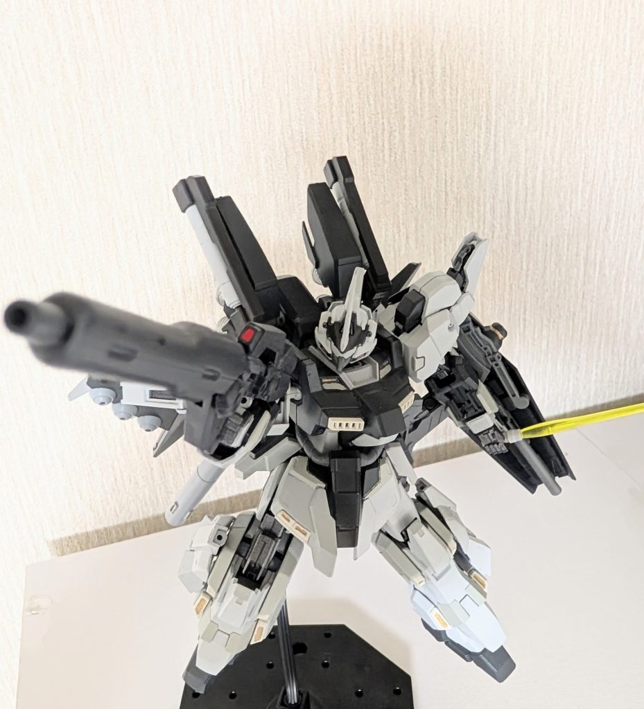 ライフルはシナンジュのライフルにガーベラテトラのビームマシンガンを被せてます。シールドはシナンジュと同じ機能を持たせるよう小改造し、グレネードランチャーorロケットバズーカが装備可能。ビームアックスも装備できます。