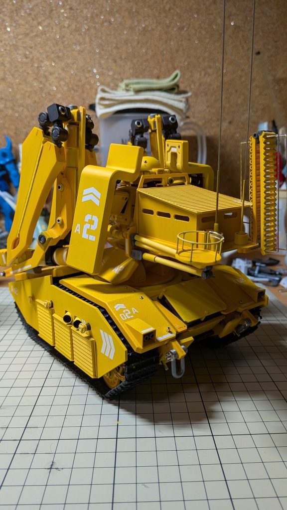 後ろです。背中はもう小屋になってます。この高さまで階段で登らないといけません。昇降機がワキワキ動くので、登るのが面倒なときは、こっちで乗り降り出来ます。室内まで作れませんでした。真ん中に机と、オペレーターの席とかそれらしく作りたかったんですが、残念、人が入居する前のアパート状態です。扉だけは開閉出来ます。