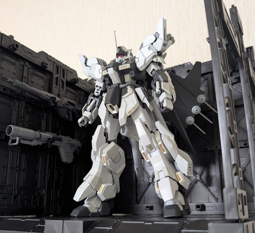 シナンジュ・スタインのパーツは以下の通り。フロントアーマー(加工のうえ変更)脚部サイドスラスターユニット足部バックパック(両機のものをミキシング、インコムユニットを引き続き搭載)