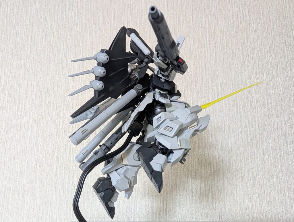 脚部サイドスラスターユニットにもビームサーベルを追加。