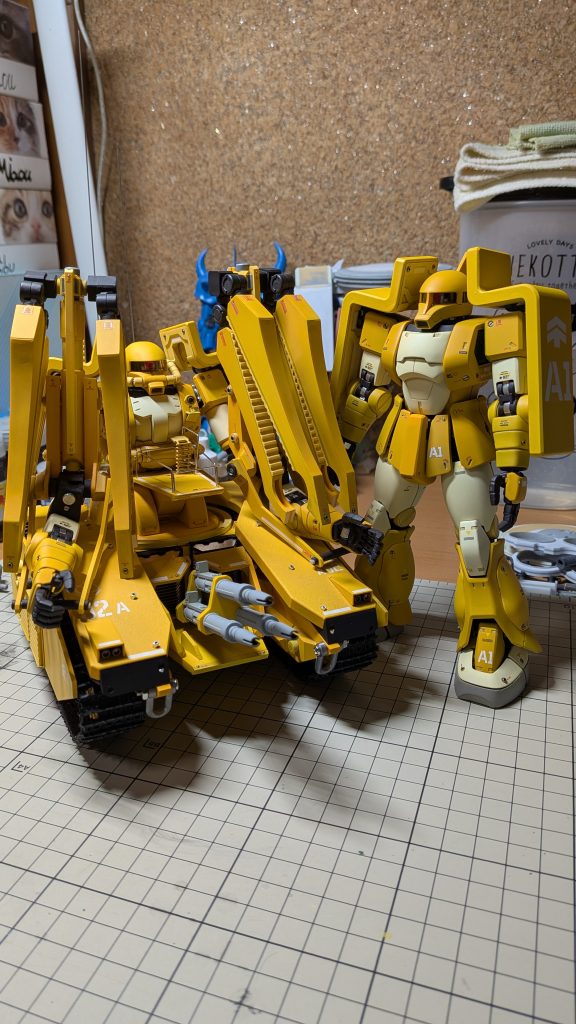 2部門出品したくて、旧ザクも合わせて作りました。最近、黄色にしか気持ちが向かわなくて、もう気が済むまで黄色で塗り続けようと思います。ただいま、仙台ボークスSR様にて、展示させてもらっています。気に入って頂きましたら、ご投票頂きましたら幸いです。他にも凄い作品がたくさんあります。私もまだ全部見てないので、投票に行った時、どんなのが集まったのかしっかり見てきます。それでは、失礼しますm(_ _)m。