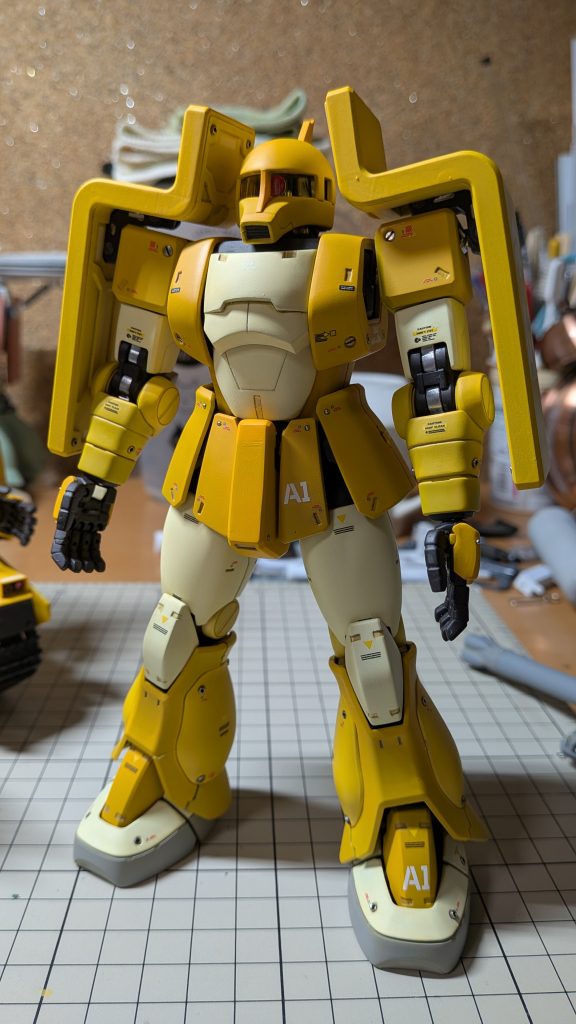 全身です。イエローカラーにアイボリーの基本色です。グレーでも良かったんですが、もうちょいかわいいのが良くて、あえてアイボリー多めにしてます。うーん、なんか、新兵用の練習機みたいなカラーリングになってしまいましたが、これはこれでよしとします。