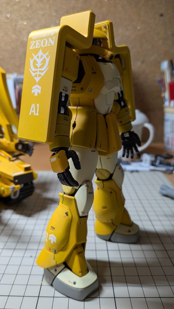 シールドはザクタンクタイプです。これが好きなのです^_^。これなら何個でも作れます。楽しく作れますぞ。