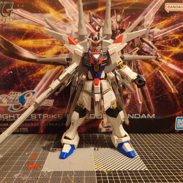 METAL ROBOT魂＜SIDE MS＞ レジェンドガンダムがカッコいいと思い、ガンプラでちょっとでも再現できないかと作成に着手しました。HGレジェンドは古いキットのため、マイティーストライクフリーダムをベースに使って、SpecⅡ仕様にしてみました。そもそもアスランが乗る予定だったので、ジャスティス風にカラーリング予定です。（2枚目）