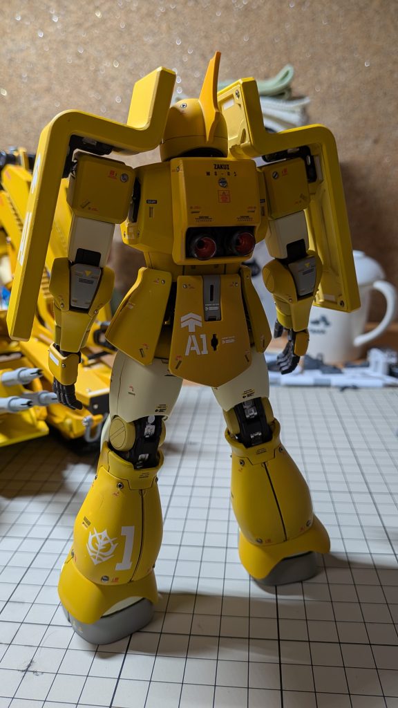 後ろです。いたってスタンダードです。これといったこともしておりません。最初はこのくらいでも十分楽しんでました。それがコンテストに出してからは目立ちたい一方で、巨大化、スクラッチ分拡大路線に入って正直辛かったたです。一昨年の巨腕ザクタンク、今年正月のタコザクはもう、かなり大変でした。まあ、よくもまああそこまで作るようになったもんだと、自分で不思議です。…やはり賞が欲しいので、もっともっとと自分から自分で首絞めてきた感じは多々あります。楽しい範囲で収めるか、はたまたデカブツ超難題でもあははと楽しめる胆力が欲しいです…。ザクタンクと一緒に仙台ボークスSR様で展示させてもらっています。お気に召しましたら、ご投票頂きましたら幸いです。ザクタンクは「B ロボ・メカ部門」で、旧ザクは「F フリー部門」になります。他にも素晴らしい作品がいっぱいですので、お近くの方は是非、皆さんの力作、見ていただきたいです^_^。