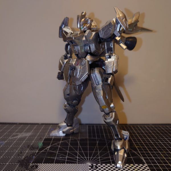 フルメタのM9をイメージして、ダリルバルデとエアリアル改修型をミキシングして作成しています。シルバーで全塗装したまではよかったんですが、そこからアクセント部分の塗装→トップコートに手をつけれず、気がつけば放置状態で違う作品作ってしまってます(-_-;)実弾しか使わない機体コンセプトとして、自分的にはそれなりの形までもって行けていると思っているため、どこかで完成させたいと思います。ただ、すでに別のキットを購入して積んでしまってますが…（3枚目）