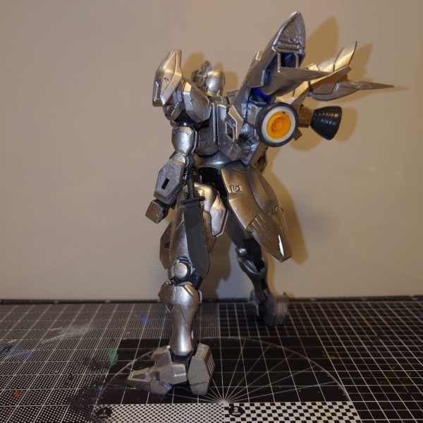 フルメタのM9をイメージして、ダリルバルデとエアリアル改修型をミキシングして作成しています。シルバーで全塗装したまではよかったんですが、そこからアクセント部分の塗装→トップコートに手をつけれず、気がつけば放置状態で違う作品作ってしまってます(-_-;)実弾しか使わない機体コンセプトとして、自分的にはそれなりの形までもって行けていると思っているため、どこかで完成させたいと思います。ただ、すでに別のキットを購入して積んでしまってますが…（4枚目）