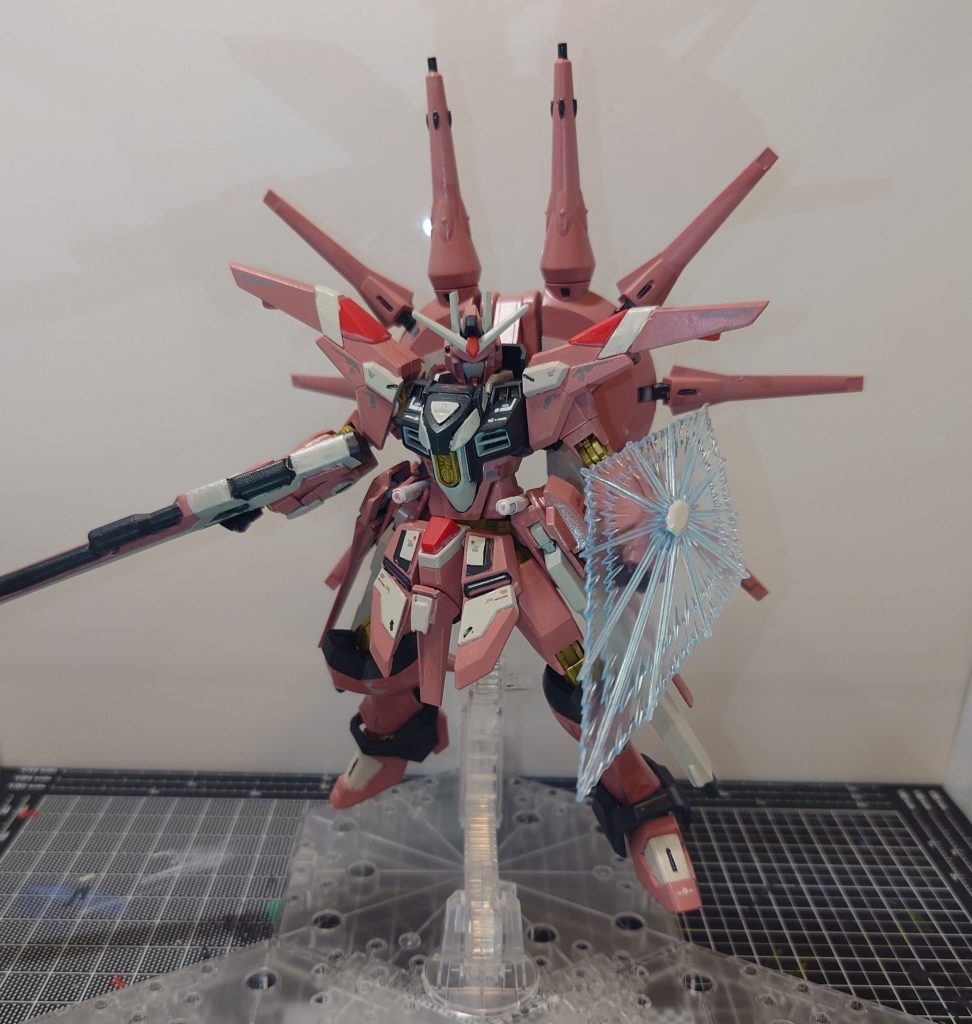 部品の破損・塗りムラ等、まだまだ技術は全然乏しいですが、今回は思った以上に良く出来たと自画自賛しています。先日 鬼滅の刃 無限城編を観て感動をもらった石田彰さん演じるアスランに是非とも搭乗してもらいたい機体です。