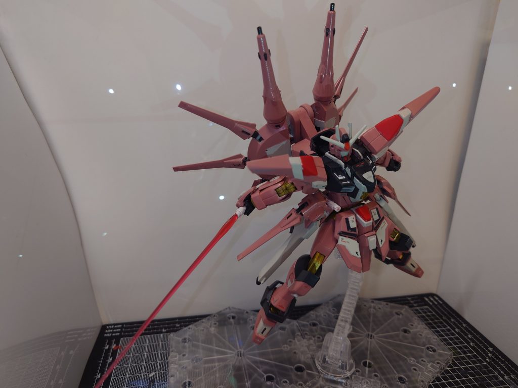 アクータラケルタ展開高エネルギービームライフルと画角が同じ感じになってしまってましたwwwドラグーンの存在感が十分あるため、ものすごく絵になる気がします。