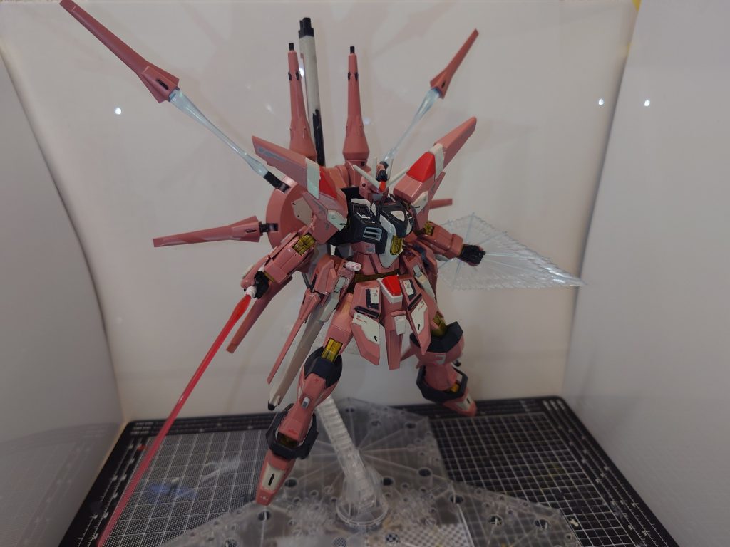 ドラグーン展開ドラグーン接続部の部品が折れたり、トップコート吹いた後にドラグーンが外れなかったりで、上段2基のドラグーンしかエフェクト付けられず…でも、思った以上に絵になってる気がします。