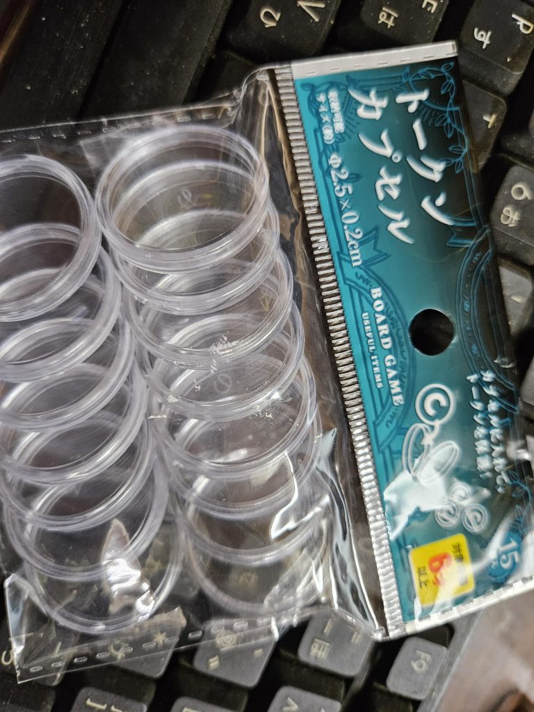 100均のダイソーでこれを見た瞬間、どうしてもやりたくなりました。黒い部分はBB弾です。