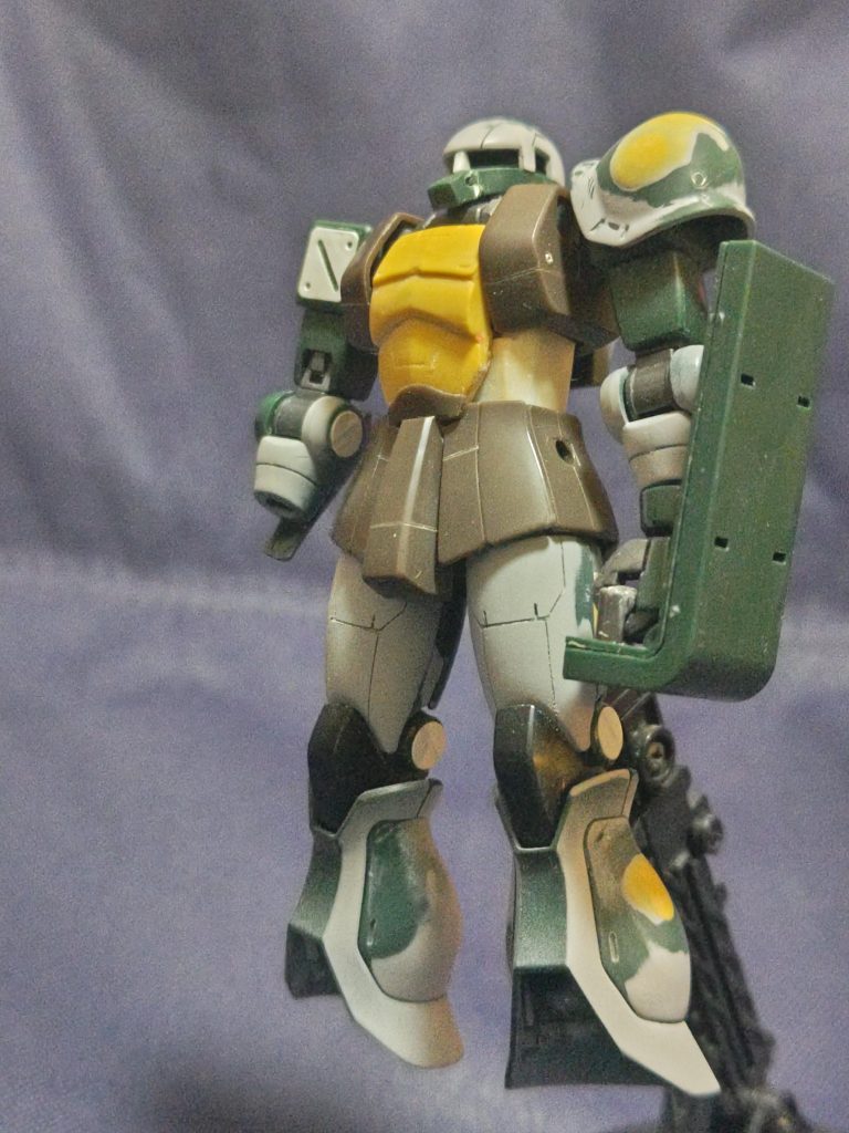 胸のパーツの造形に苦労しました。腰はパイプがないと貧相に見えたので太くしています。以前作ったリヴァイブ版ザクⅡ同様、スジボリ、足の裾のスラスターなどディテールを少々ですが追加しています。ご覧頂き有難うございました。