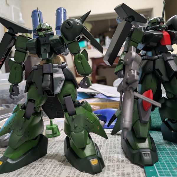 最近仕事が忙しくて作業が進んでおりません。しかも切った→貼った（盛った）→削った→以下ループの作業が（楽しいんだけど）進捗を麻痺させます。まぁ、どこまでやるかは自由なんでどこで止めても良いのですが…。すでに発表された方のザクIII改を見るとどれも惚れ惚れするのですが、自分のを見るとなんか素組みの方がカッコよくない？と思ってしまうんですよねー。ちなみに右が素組み。左が改造中のものです。いきなり色とか塗っちゃってセオリーを無視していますが、私的にはこちらの方がモチベが上がります。思ったよりプロポーション変更の効果が薄いような…。また土日にいじくります。（4枚目）