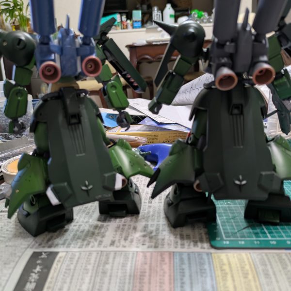 最近仕事が忙しくて作業が進んでおりません。しかも切った→貼った（盛った）→削った→以下ループの作業が（楽しいんだけど）進捗を麻痺させます。まぁ、どこまでやるかは自由なんでどこで止めても良いのですが…。すでに発表された方のザクIII改を見るとどれも惚れ惚れするのですが、自分のを見るとなんか素組みの方がカッコよくない？と思ってしまうんですよねー。ちなみに右が素組み。左が改造中のものです。いきなり色とか塗っちゃってセオリーを無視していますが、私的にはこちらの方がモチベが上がります。思ったよりプロポーション変更の効果が薄いような…。また土日にいじくります。（3枚目）