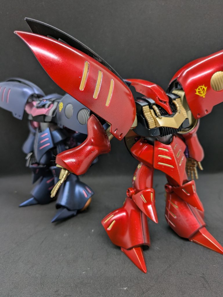 お姉ちゃんと並べてみましたが、キュベレイは肩が干渉して並べるのとか一苦労です。自分で言うのも何ですが、いい色だなー。