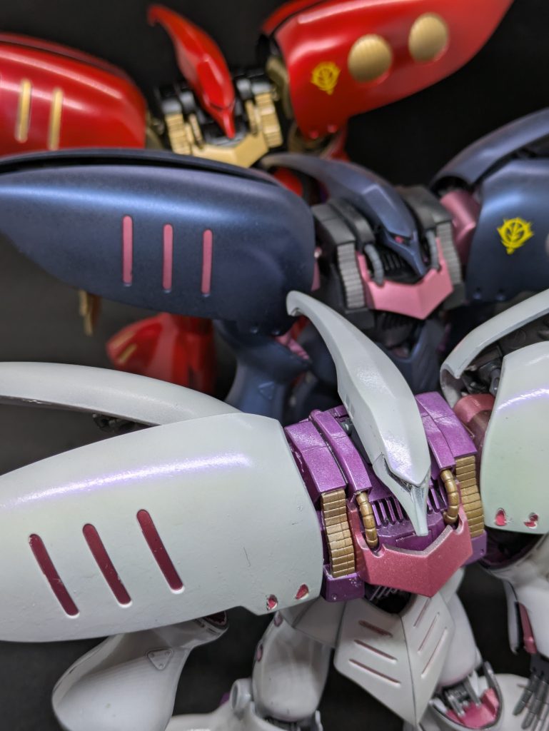 3姉妹を無理やり並べました。劇中ではこの3機が揃うシーンはありませんでした。もしもグレミーの反乱がなかったら、ジュドーといえどもこの3機を同時に相手にしたら勝てるとは思えないなー。でもプルはジュドーと行動を共にするから、やはり3機揃うことはないかなー。(キャラ、マシュマー、ジャムル3D、イリア、スペースウルフ隊、量産型キュベレイ軍団。アムロのνガンダムでもなければ、アクシズの精鋭相手に単独で立ち向かうのは無理っしよ)劇中では、キュベレイを駆るハマーン様の暗殺に後継機体のキュベレイMK IIに駆り出されるとは、なかなかの皮肉でした。