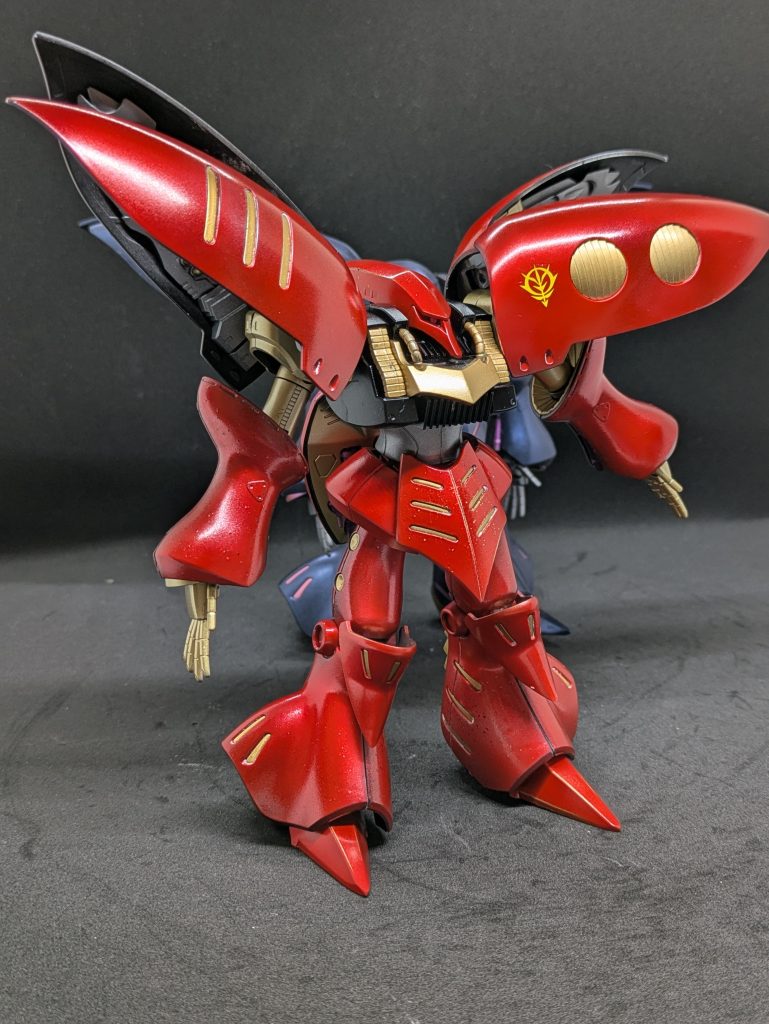 塗装について。今回も私にとっての高級塗料を使用してみました。ガイアノーツのパールプレミアムレッドがメインです。前回のプル機で味を占めて、馬券が当たった時に購入しました。赤部1:黒サフ→光沢黒→シルバー→プレミアムレッド赤部2:黒サフ→光沢黒→ゴールド→プレミアムレッド※部位によって変えたのですが、自分でも違いが分からん・・・。ゴールド部:クレオスの百式ゴールドとクレオスのスーパーリッチゴールド。下地は赤に同じです。関節はガイアのガンメタサフです。これ1回で済むのが便利です。