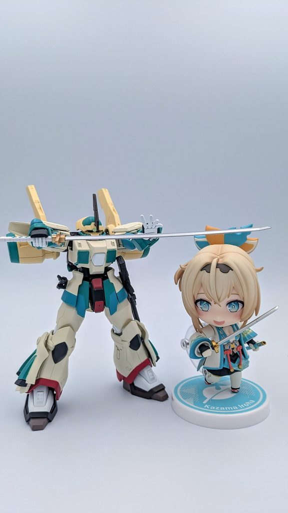 ねんどろいどの風真いろはと一緒に。以前投稿した百鬼あやめ専用機で同じ赤や白でも違う色にした部分があったのですが、違いが分かりにくかったので、今回は同系統の色は色の差分を強くしてみました。