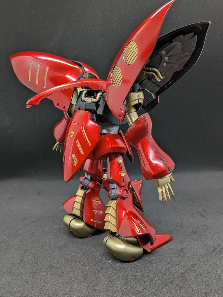 キュベレイのこの後ろ姿が個人的に好きです。機体について。パイロットのプルツーからすればサイコMK2、クイン・マンサに登場するので、比較したら物足りない機体だったのでは?遠隔操作できるのと出力を抑えたとはいえ、ネェル・アーガマのハイメガ砲を喰らって脱出できたので、案外と丈夫な機体なのかも。しかし、よくあの状況でアクシズまで辿り着いたような。(近くにグレミー派が待機していたのでしょう。多分・・・)