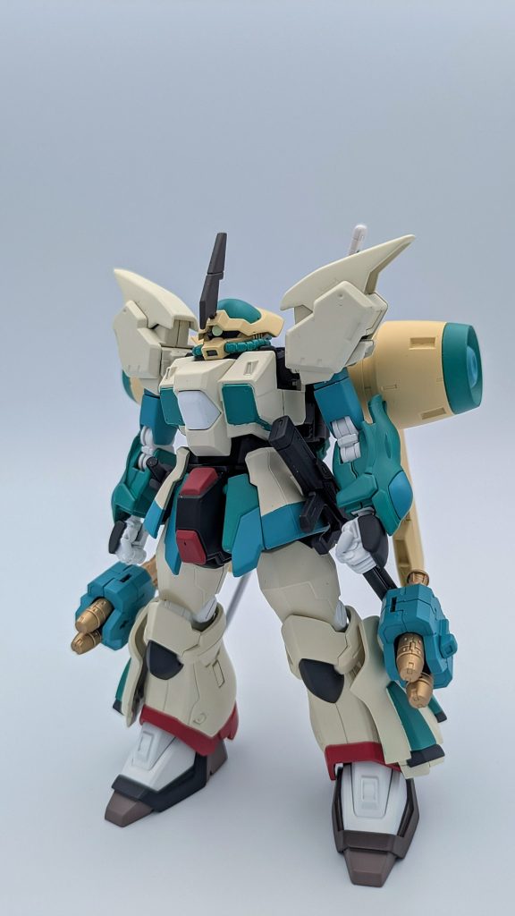 正面から。基本的に以前と同じですが、ガーベラ・ストレートをフツノミタマに変更し、右サイドアーマーにビーム・ジュッテ、左サイドアーマーにビームライフルを追加。