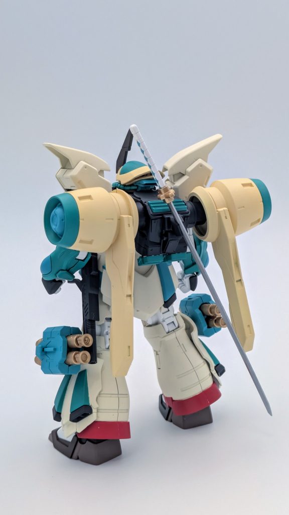 背部から。脚部のコールドクナイは撤廃し、2連装大型ミサイルを装備。