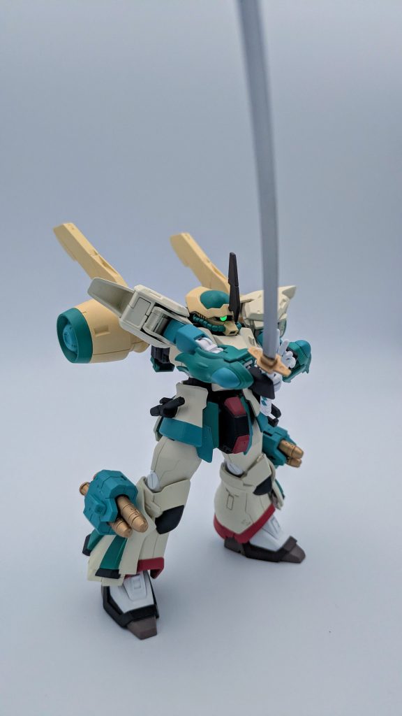 フツノミタマを装備。モノアイは蓄光塗料を塗ったシールを使いました。が、かなり光度を落としたこの写真以外ではほぼ分からないです…。