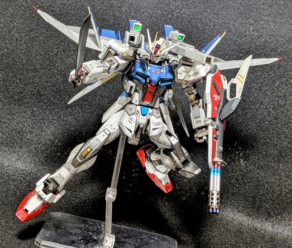 メタルビルドを念頭にメカメカしさと重厚感を出せるよう意識しました。ところどころメタルパーツも使ってみましたが、ポン付けでは違和感半端ないので、しっかりとした仕込みが必要そうです。