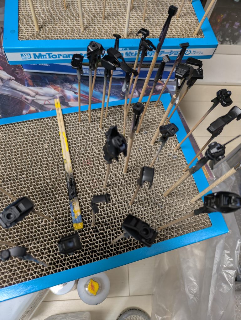 艶有りの黒を下地にしております。私の中でテカテカ塗装と言えばこの方、というお方からクレオスのGGXのブラックをお勧めされたので、試してみました。隠蔽力抜群で光沢もいい感じです。癖になりそうです。でもお勧めされる前に1本買ってあったのを忘れていました。まだボケてはいないハズなのに？老化か！？