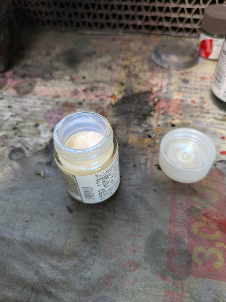 このシリーズは、蓋を開けるとこんな感じで白っぽいのです。私は説明書をよく読まないタイプなので、今までは白下地にアクセントとして吹くだけでしたが、黒下地にかさねると、あら不思議、パールの色合いがメタリック調で現れるのです。