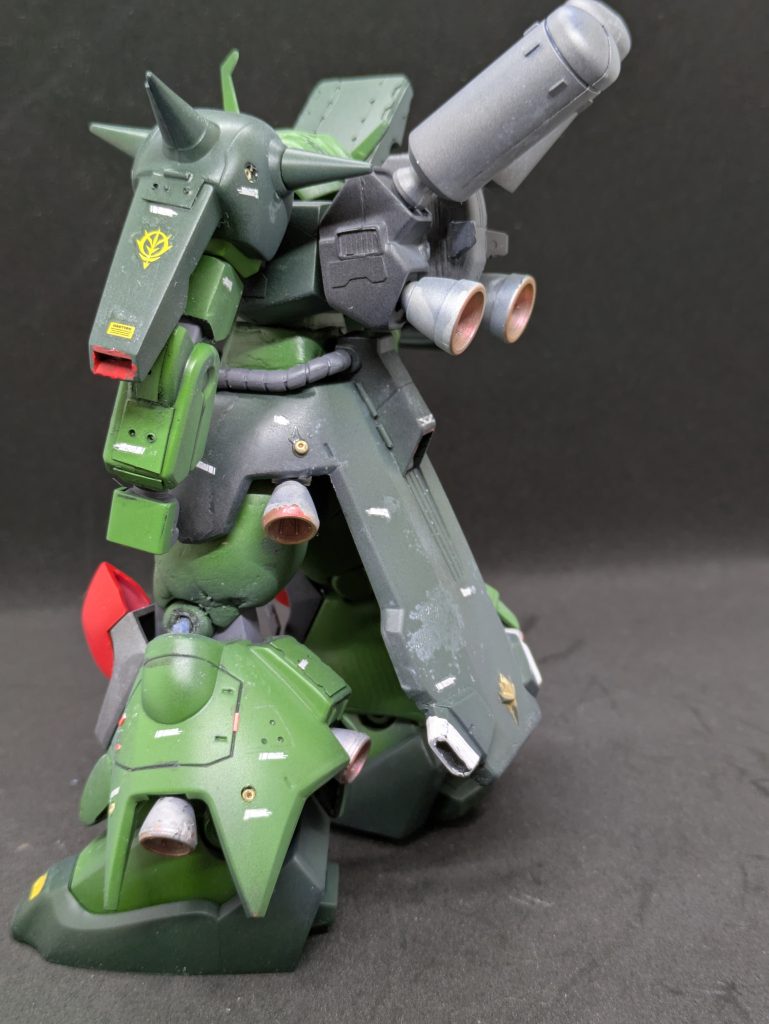 キットのこと、その2。高校、大学と進みましたが、その頃はガンプラから離れてしまい、たまにウォーターラインと戦闘機を作るくらいでしたが、社会人1年目に転機がー。会社の先輩がガンダムが好きということで色々話していたら、「最近のガンプラはすげーぞ！」と語ってきました。「マジか！」と思い、色々調べたところ、なんとHGUCというシリーズで「ザクIII改」がキット化されているという事が分かりました！（その先輩はダブルゼータを観ていない罠…）キット購入はなんと近所の駄菓子屋、しかも2割引！良い時代でした。