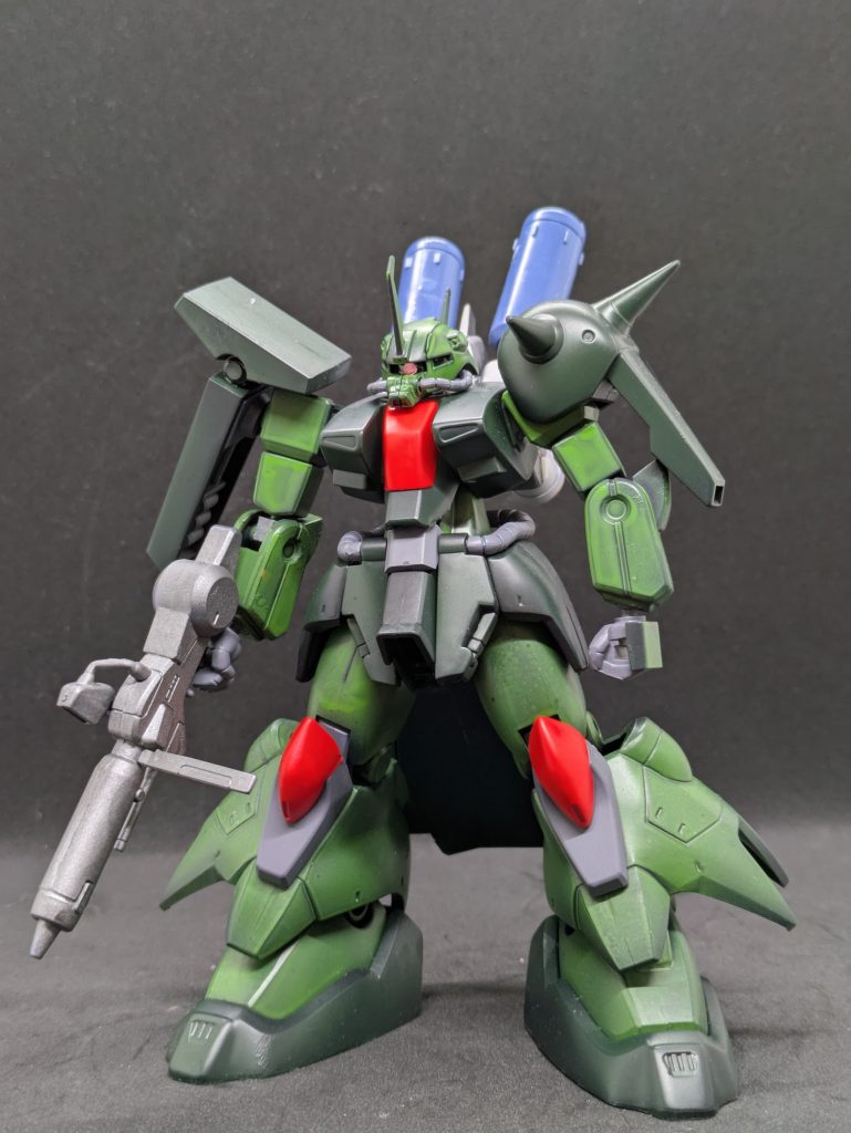 キットのこと、その6。素組みの方です。合わせ目は極力消しましたが、後はそのまま組んだだけです。ウエスト細すぎる問題はありますが、劇中45話の出撃シーンでは結構細めの描写もあるので、キットのプロポーションは破綻しているとは、やはり思えません。