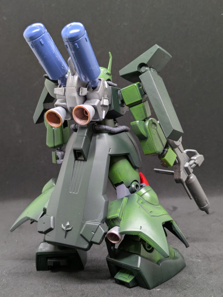 キットのこと、その7。 後ろ姿もかっこいいです！カラーは、今ではガンプラ以上に入手困難と思われる「ガンダムカラーザクIII改用」です。固まって使い物にならなかったので、溶媒液で復活させました。素組みでもいいじゃん！と感じた方はそのまま作ればOKです。自由です。