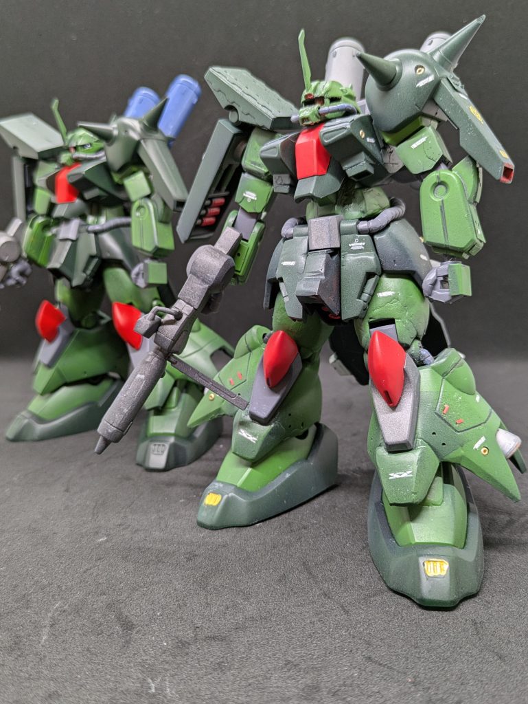 キットのこと、その5。素組みと並べてみました。自己弁護のために弁解すると右が今回手を入れたもので、左が素組みのものです。えっ、違いがわからない？下記を重点的に手を加えております。・スカートの大型化・太もものムチムチ化・シールドの大型化・スネ部（バーニア辺り）の大型化 