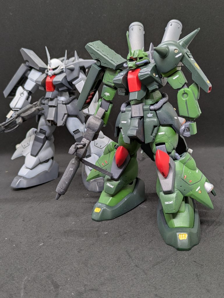 キットのこと、その8。ザクIII一般機と並べました。こちらは発売当初（2000年9月）に製作したものです。エアブラシ入手前なので筆塗りです。震災に負けずに生き残りました。接地が良いからかな？