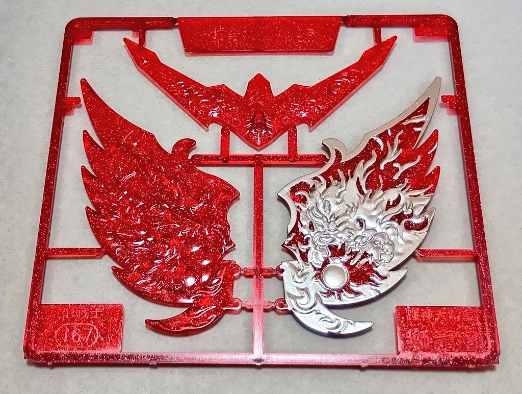 最初はクリアパーツを活かせないか?と思い部分的にクロームマーカーを塗ったのですが