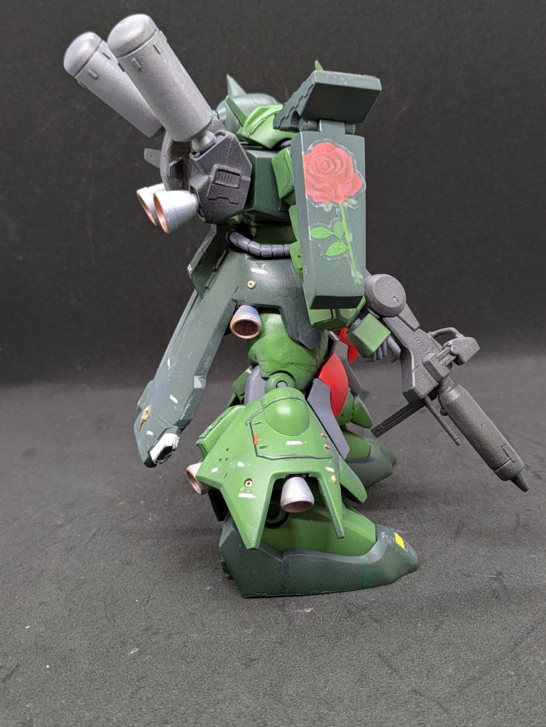 キットのこと、その4。思えばHGUCの初期コンセプトは意外なキットのリバイバル。ガンキャノン、ギャン。そしてこのザクIII改。このあとはキュベレイですが、このラインナップ見たら期待しか生まれません。マシュマーの代名詞ともいえる「ハマーン様の薔薇」を表現したかったのですが、なんか安っぽいタトゥーみたいになってしまいました。まぁ、雰囲気はでてますよね？