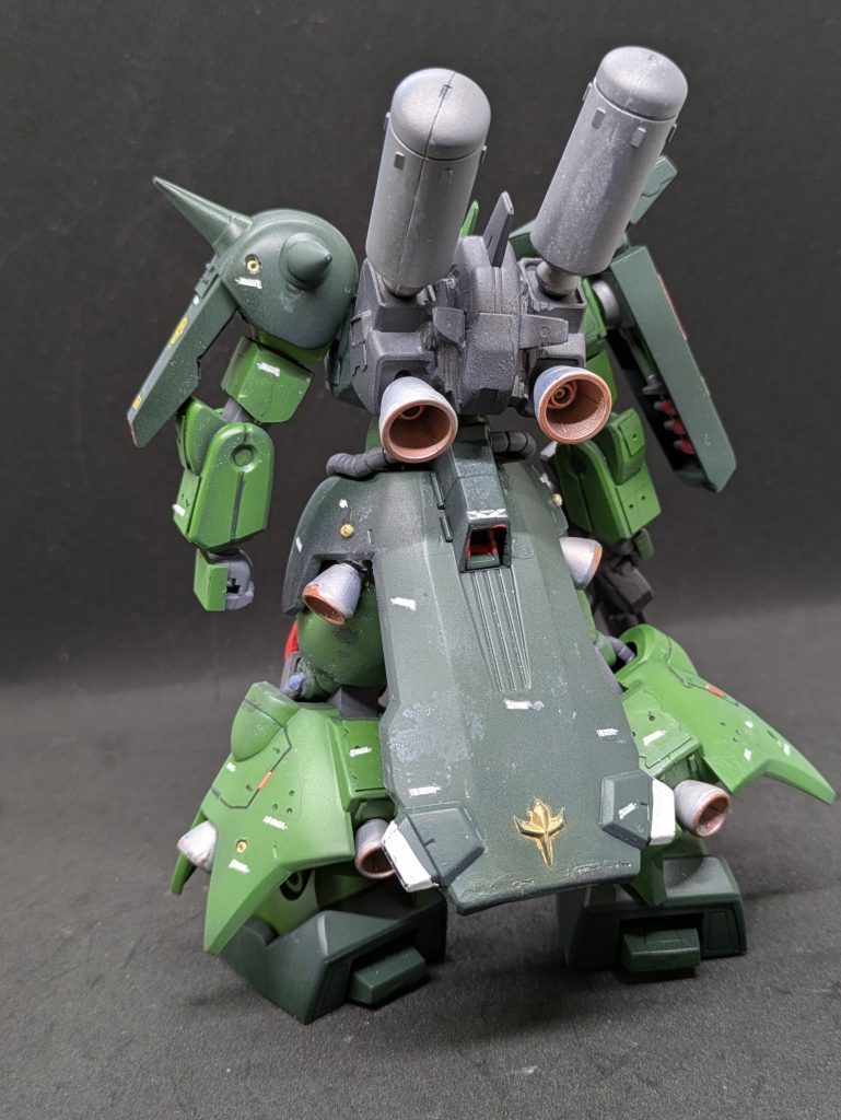 キットのこと、その3。このキットの最初の発売は1999年8月。ネットや動画では酷評されていますが、後の画像で紹介しますが、ホントにそんなに酷評される出来ですかね？（私の価値観の押し売りなので無視してくださいね）可動箇所については私も動かないと思いますが、プロポーションは破綻していませんし（ウエストは細いと思いますがｗ）何よりキット分割がシンプルで塗り分けも良くできています。合わせ目はさすがに多いですが、そこは我慢です。やば、プロペラントタンクの合わせ目消えてない！？