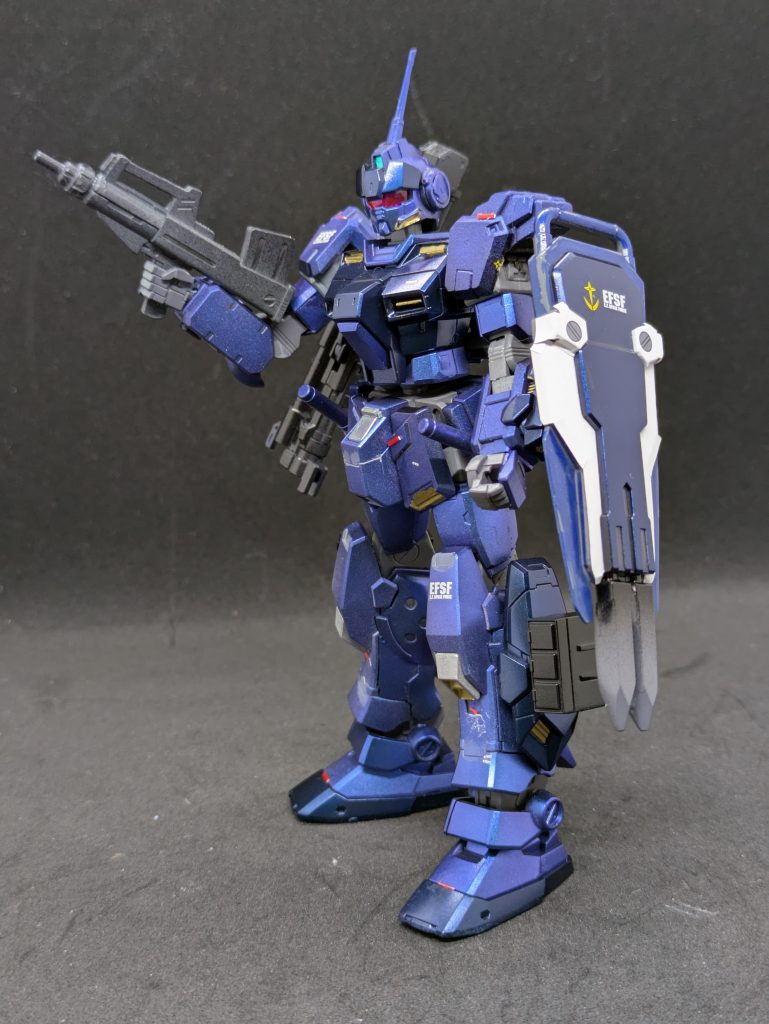 ブルーディスティニーみたいと思ったらEXAMシステムの派生系のハデスシステムというのが搭載されているようです。パイロットはなんと女性。ゲームのストーリーでもすったもんだがあり、最終的にはアクシズに来てトーリスリッターという機体に乗るそうです。そういえばその機体はバウの盾を装備していたような…。アクシズに来るという設定は痺れますね。