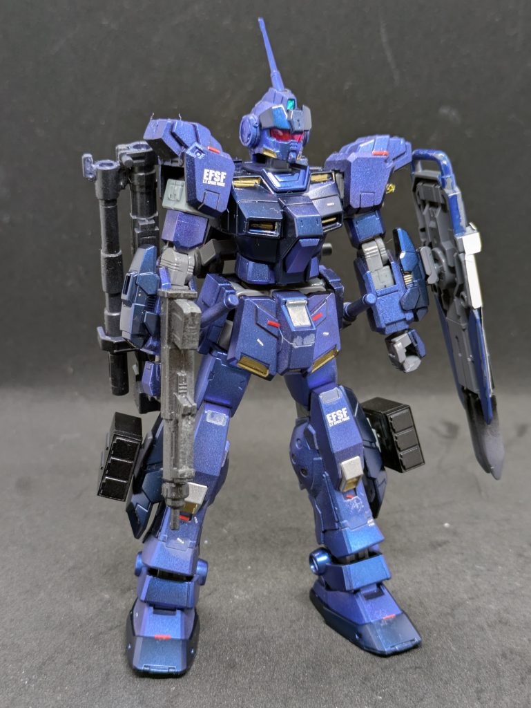 では、今回塗りたかった塗装についてです。最近ガイ○ノーツの工作員みたいな活動をしているので、今回はクレ○スの工作員となります。ミスタークリスタルカラーの中からサファイアブルーをチョイスです。濃い青はガイアのプリズムブルーブラックです。設定とは違うかもしれませんが、この色で塗りたかったのです。 