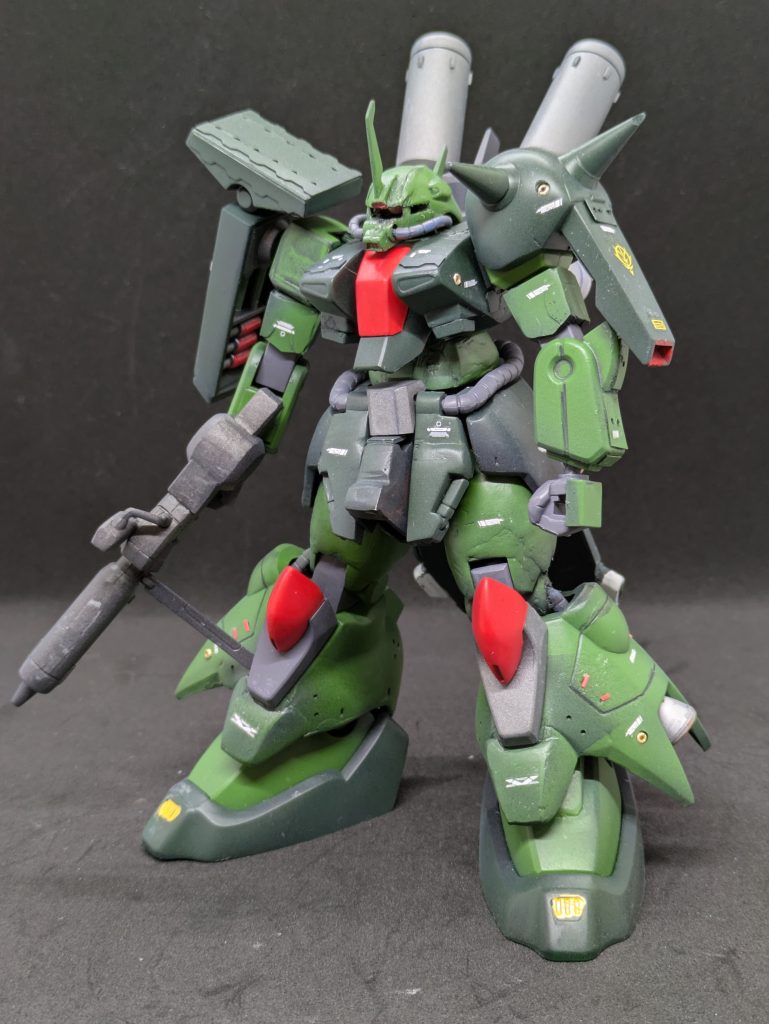 キットのこと、その1。ダブルゼータ放映当時、ザクIIIは一般機はキット化されましたが残念ながらザクIII改はキット化されませんでした。当時中学生だった私は受験勉強も終わり、初めてプラ板でのスクラッチに挑みました。いうまでもなく、人には見せられるものではありませんでした。プロペラントタンクとかも別売りされていませんでしたから、化粧品のサンプル等を利用していました（笑）