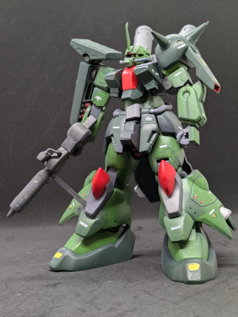 キットのこと、その13。GUNSTA様ですでに発表されている方々の素晴らしい作品群を見て、ヒントやディテールアップ方法などを参考にさせていただくも、自分の技量不足でなかなか思うように作業が進まず、他のMSを作って気を紛らわせたりしましたが、とりあえず完成ということでご報告したいと思います。そもそもデザイン的に可動に制約があるんですよね〜。最後までご覧いただきありがとうございます。（こんな駄文を最後まで読んでいただいた方には、ジオン十字勲章を叙勲させていただきます。気持ちだけですが・・・）