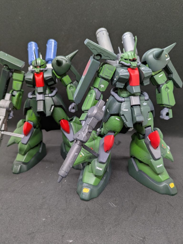 キットのこと、その10。一応手を入れたところを書かせてください。（その5も読んでいただけると・・・）胸部を1ミリ（左右0.5ミリずつ）広げました。最初もっと広げて強調したかったのですが、下のお腹のパーツとの兼ね合いで、このサイズに落ち着けました。少し上向きにして、肩をいかり肩になるようにしました。みんなが気になるウエストですが、最初はプラ板とパテでモリモリにしたのですが、胸部パーツとの合いが悪くなり、背が妙に伸びてしまってので、結局削って元に戻るようにしました。ハッキリ言って今回一番の無駄な作業でした。次にザクIII改を作るときは二段目のところだけ盛ろうと思います。めちゃ気に入っているのは太ももです。このムッチリが表現したかったのです。太すぎてスカートがハマらないというアクシデントがありましたが、スカートを分断して組み直すという難作業でした。効果はあったと自負しています。