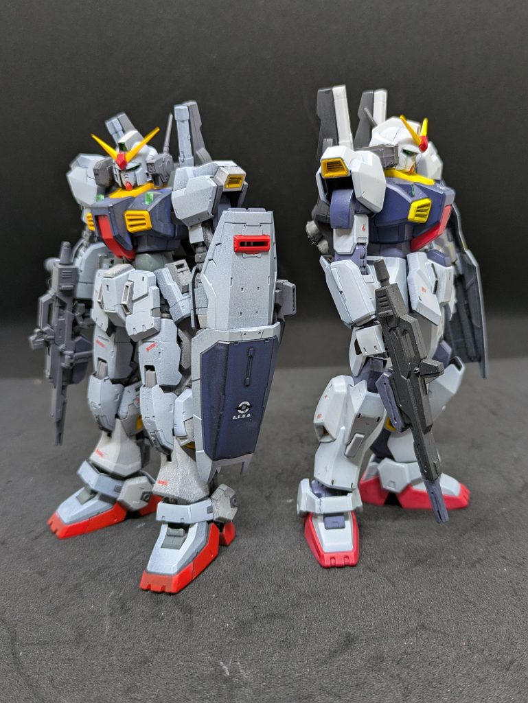 RGエゥーゴカラー　その3HGUCと並べてみました。好みは人それぞれかと思いますが、私はやはりRGの方が顔が悪そうで好みです。ストレスも無く組めました。若干のポロリは接着で解消です（笑）