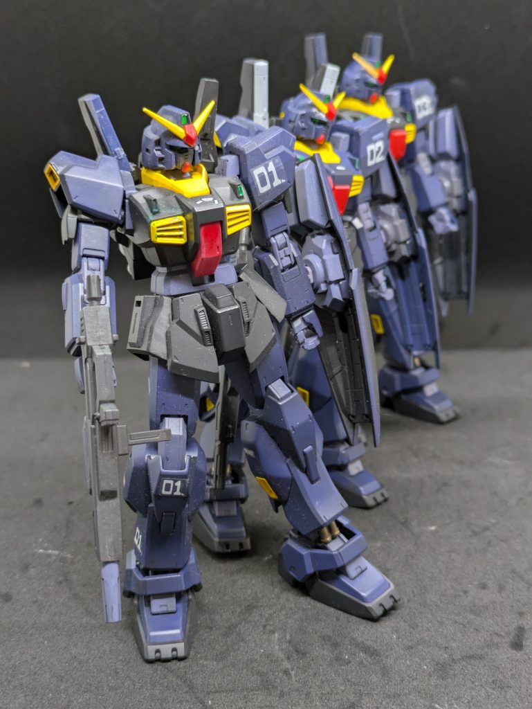HGUCティターンズカラー　その23機並べる人もあんまりいないよなー、と勢揃いさせてしまいましたが、制作過程でアクシデントが発生！肩と胴体の接続ジョイントがバキッと折れました。しかも3機とも！なんだコレは！？あと脚部（膝）もユルユルです。