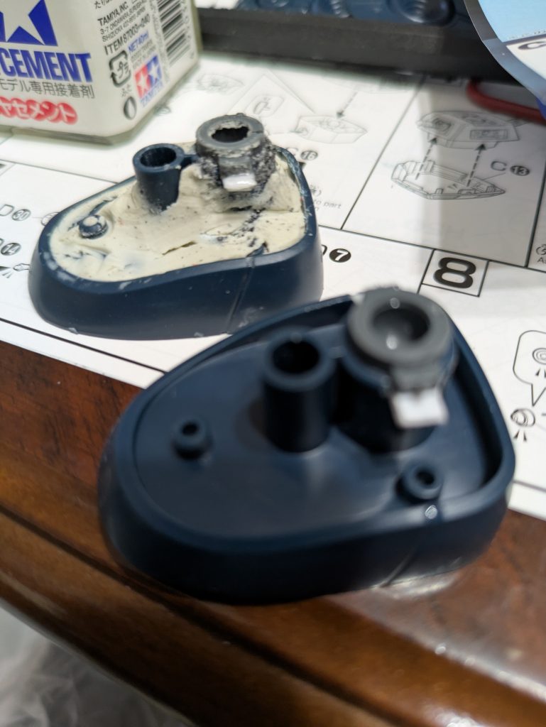 足首のボールジョイントを1mm底上げしています。(単にプラ板で持ち上げているだけです)私はプラモ狂四郎で、山根のグフと四郎が戦った時にガンダムの足にオモリを入れることにより、糸はんだのヒートロッドを耐えた事に非常に感銘を受けております。それを訓示として、どの機体にも大体は油性粘土を埋め込んでいます。ガンダム等の足が細い系にはゴルフで使うオモリを使っています。ハサミで切れるのでお手軽です。値段も500円〜1000円くらいです。