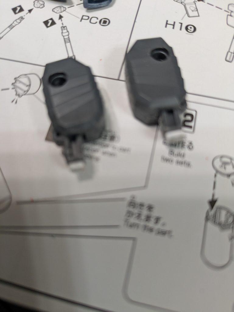 脚部のジョイント部を一部切り取り、接続部を1mmプラ板で延長しました。これにより合計2mm背が伸びました。あとハメ加工にもなっていますが、弊害として強度が落ちています。諸刃の剣ですね。今回は背伸びさせるのが目的なのでやむなしです。脚部を切断してプラ板で延長が正攻法かなー。でもこの方法は楽チンです。